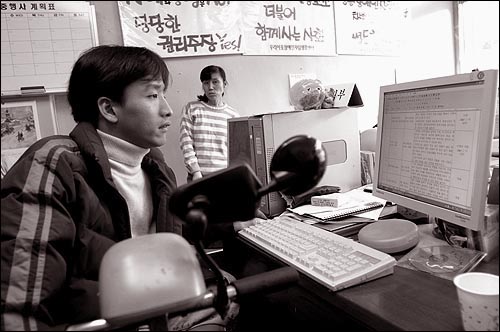 오랫동안 지낸 시설에서 나오는 것을 반대하시던 어머니도 지금은 "니가 제일 났다"고 말하신다며 웃는 박종선(33)씨는 현재 '장애인자립생활센터'에서 다른 장애인들을 위해 일하고 있다. 